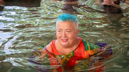 „Ez egy borzasztó nehéz év volt” – Falusi Mariann ennek ellenére mosolyogva, sőt csobbanva emlékezik Lang Györgyire – videó