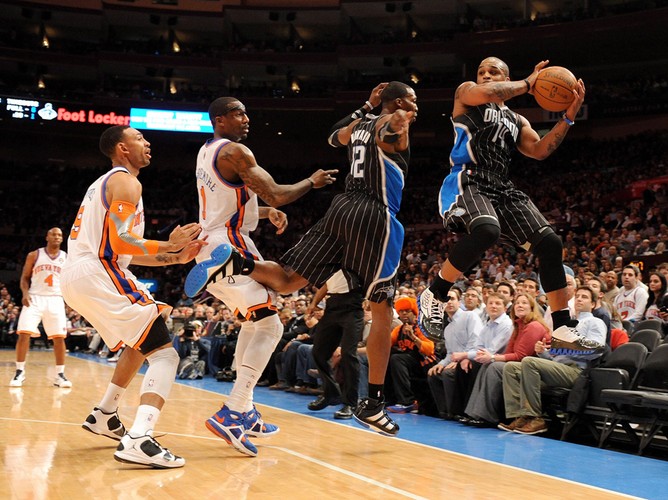 Z piłką Jameer Nelson z Orlando Magic, za nim gracze z New York Knicks. Madison Squaere Garden, Nowy Jork