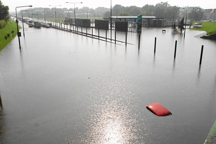 2. „Powódź w Warszawie” Zalana w maju Trasa Toruńska w stolicy prawdopodobnie nie znalazła się tak wysoko w tym zestawieniu z powodu wagi tego wydarzenia, lecz ze względu na ilość żartów, jakie z tej sytuacji robili sobie internauci z całej Polski. <a href='http://rozrywka.dziennik.pl/hity-internetu/galeria/429843,1,basen-torunski-w-warszawie-internauci-smieja-sie-z-powodzi-w-stolicy-galeria-zdjec-galeria-zdjec.html' target='_blank'>Zobacz galerię memów na temat powodzi w Warszawie.</a>