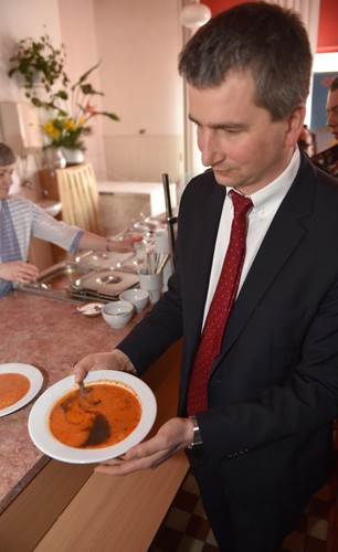 Minister finansów Mateusz Szczurek w barze mlecznym 'Bieńczyce' w Krakowie