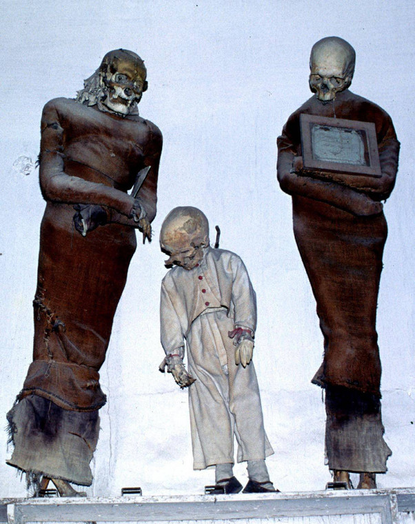 W katakumbach w Palermo spoczywa wiele tysięcy mumii w tym 163 dzieci