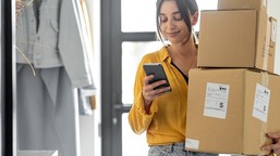 w jaki sposób kontrolować koszty dostawy w e-commerce? kurier i paczko