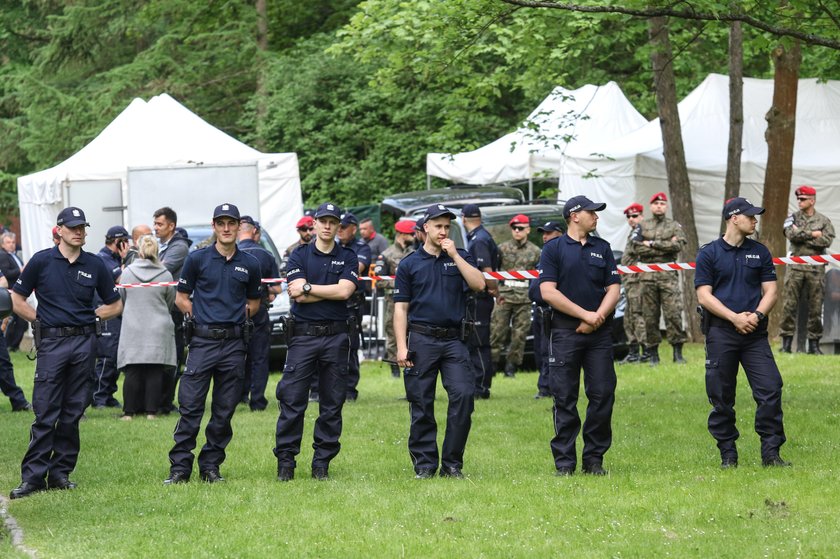 Rodzina i przyjaciele Arama Rybickiego protestowali przed bramą cmentarza