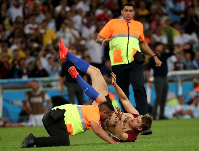 Nagi kibic wtargnął na murawę w czasie finału mundialu