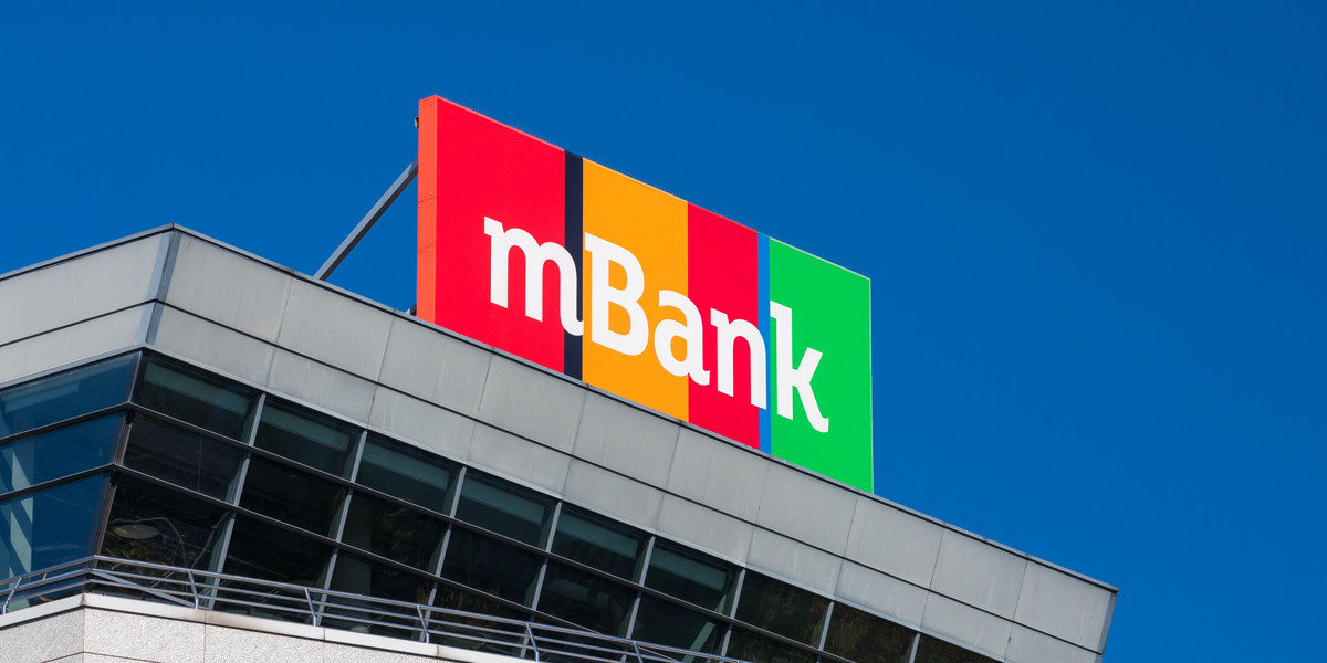 Decyzja sądu oznacza, że część frankowiczów procesujących się z mBankiem, nie musi spłacać rat kredytu - pisze Money.pl. 