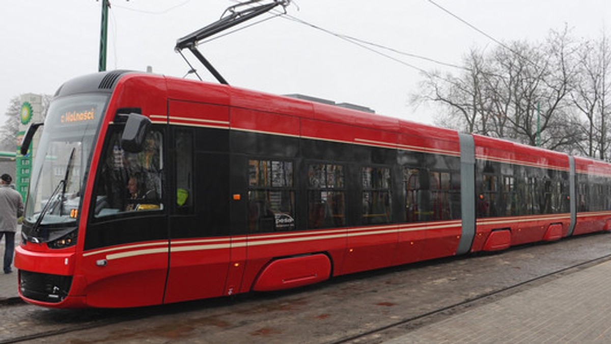 Tory tramwajowe w Krakowie są w coraz gorszym stanie i nie mogą doczekać się remontu. Władze miasta bezskutecznie czekają na dofinansowanie unijne. Tymczasem naprawa szyn jest wciąż na unijnej liście rezerwowej. Pieniądze będą dopiero wtedy, gdy uda się zaoszczędzić na ważniejszych inwestycjach.