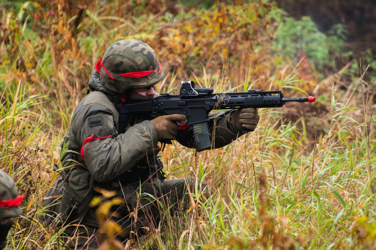 Ilu Polaków jest gotowych bronić ojczyzny? Tak zmieniają się nastroje [SONDAŻ]