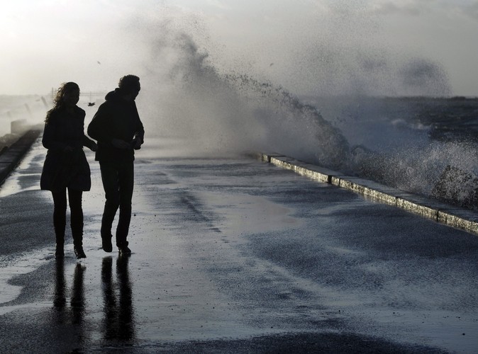 Sztorm na holenderskim wybrzeżu w  Ijmuiden