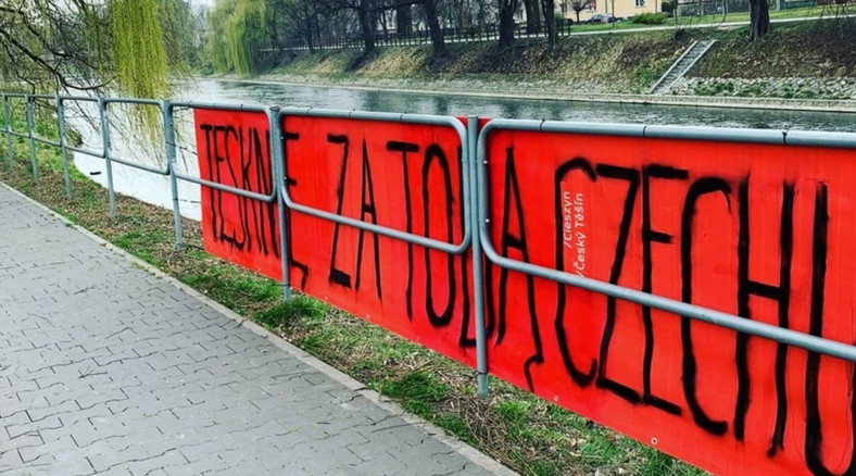 Baner z napisem "Tęsknię za tobą, Czechu” / Stýská se mi po tobe, Cechu"