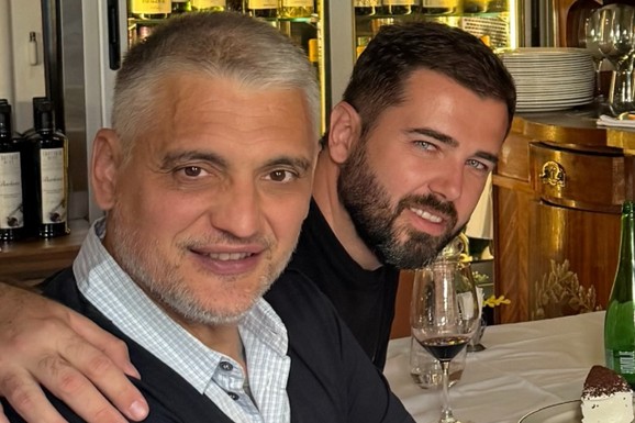 ČEDA JOVANOVIĆ I ACA KOS LETUJU ZAJEDNO Otišli na destinaciju koju Srbi obožavaju: Opuštaju se uz VINO I TORTE, nisu sami na večeri (FOTO)