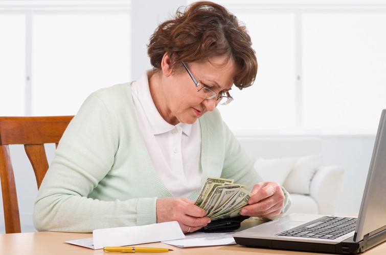 <b>Wcześniejsza emerytura</b>
<br>
<br>
Do wcześniejszej emerytury na ogólnych zasadach mają prawo wszyscy pracownicy, o ile urodzili się przed dniem 1 stycznia 1949 roku, jednak teraz mogą z niej skorzystać tylko mężczyźni, gdyż kobiety urodzone przed tym okresem już dawno przekroczyły wiek uprawniający (55 lat) do wcześniejszej emerytury i nabyły prawo do emerytury właściwej.
<br>
<br>
W praktyce przepisy te dotyczą więc wyłącznie mężczyzn, którzy także osiągnęli odpowiedni wiek, czyli 60 lat. Aby otrzymać wcześniejszą emeryturę, muszą oni udowodnić 35 lat zarówno okresów składkowych, jak i nieskładkowych, ale w przypadku orzeczenia o całkowitej niezdolności do pracy wystarczy 25 lat stażu ubezpieczeniowego. Ponadto osoby ubiegające się o świadczenie powinny wykazać, że:
<br>
- przed zgłoszeniem wniosku o emeryturę były pracownikami oraz
<br>
- w okresie ostatnich 24 miesięcy podlegania ubezpieczeniu społecznemu lub ubezpieczeniom emerytalnemu i rentowym pozostawały w stosunku pracy przynajmniej przez 6 miesięcy.
<br>
<br>
Możliwość uzyskania wcześniejszej emerytury pracowniczej mają również osoby urodzone po dniu 31 grudnia 1948 roku, a przed dniem 1 stycznia 1969 roku. Tym razem ubiegać się mogą o nią jednak wyłącznie kobiety urodzone w latach 1949-1953, bowiem tylko one do dnia 31 grudnia 2008 roku osiągnęły odpowiedni wiek emerytalny, czyli 55 lat.
<br>
<br>
Do końca 2008 roku zainteresowane wcześniejszą emeryturą kobiety muszą również wykazać się wymaganym okresem składkowym i nieskładkowym wynoszącym 30 lat lub 20 lat w przypadku powstania przed dniem 1 stycznia 2009 r. całkowitej niezdolności do pracy.
<br>
<br>
Pozostałe warunki (takie same jak w przypadku osób urodzonych przez 1949 rokiem) mogą być spełnione po dniu 31 grudnia 2008 roku, ale w okresie poprzedzającym zgłoszenie wniosku o emeryturę.
<br>
<br>
<a  href=