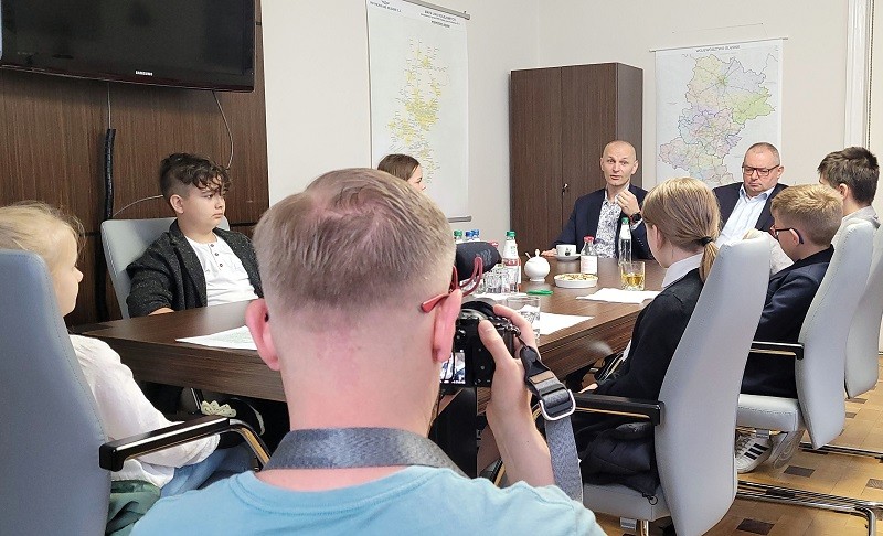 Śląsk wicemarszałkowie Łukasz Czopik i Krzysztof Klimosz z dzieciakami