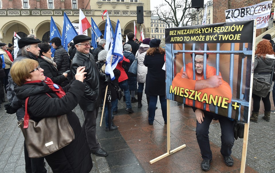 KRAKÓW DEMONSTRACJA KOD W OBRONIE SĘDZIÓW (pikieta KOD)