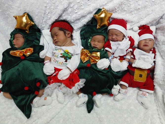 Tajskie noworodki w świątecznych przebraniach