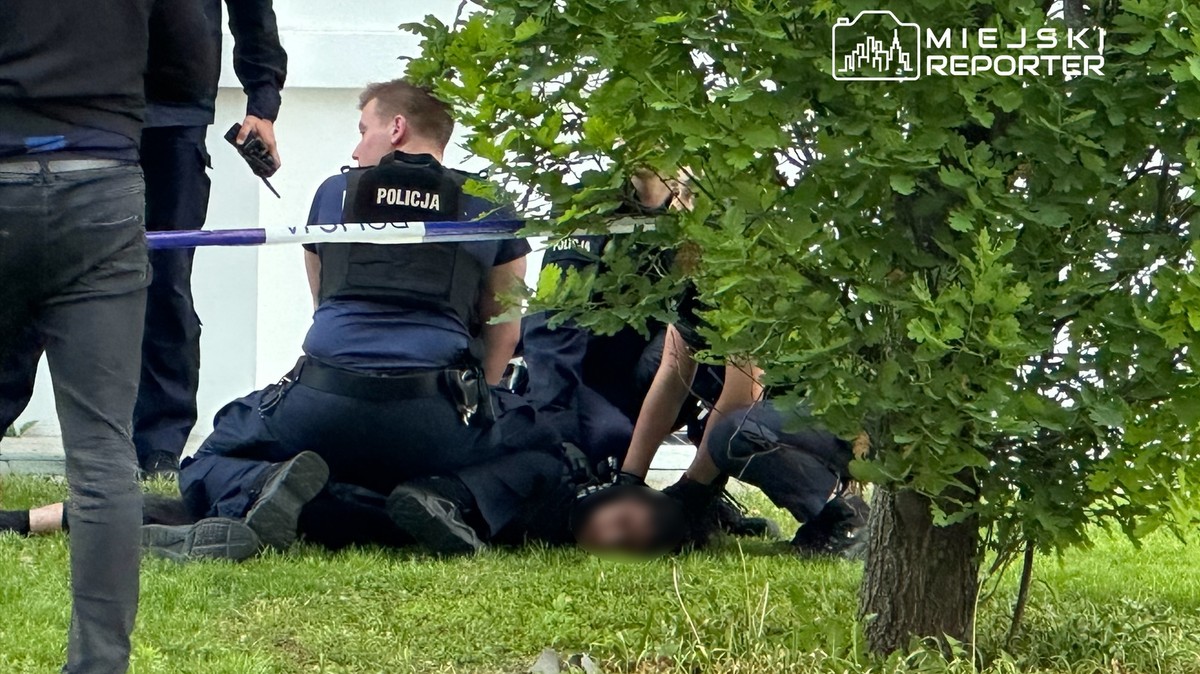 Na drzwiach podejrzanego o brutalną zbrodnię na UW pojawiły się te napisy. Sąsiedzi są w szoku