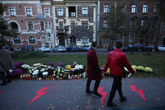 Chryzantemy przed siedzibą PiS na ul. Retoryka w Krakowie