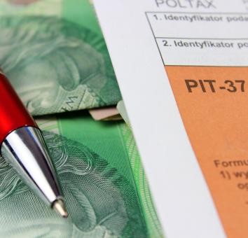 <b>Ulga na dzieci</b>
<br>
<br>
Ulga prorodzinna umożliwia odpisanie od podatku 1112,04 rocznie na dziecko. Jednak w tym roku zmieniły się przepisy i ulga na trzecie dziecko wzrośnie z 1668 zł do 2 tys. zł, a na kolejne dzieci z 2 tys. 224 zł do 2 tys. 700 zł.
<br>
<br>
Ponadto nowe przepisy zakładają, że podatnik, który obecnie płaci za niski podatek, by odliczyć pełną ulgę, będzie mógł otrzymać zwrot kwoty stanowiącej różnicę między przysługującym mu pełnym odliczeniem a kwotą odliczoną - w zeznaniu podatkowym. Zwrot nie będzie mógł przekroczyć łącznej kwoty zapłaconych przez podatnika składek na ubezpieczenia społeczne i zdrowotne.
<br>
<br>
Zgodnie więc z oficjalnymi obliczeniami, rodzina z jednym dzieckiem będzie mogła maksymalnie odliczyć w zeznaniu podatkowym a 2014 rok - 1 tys. 112,04 zł; z dwójką dzieci – 2 tys. 224,08 zł; z trójką – 4 tys. 224,12 zł; z czwórką – 6 tys. 924,12 zł, a z pięciorgiem – 9 tys. 624,12 zł.
<br>
<br>
Z ulgi można skorzystać w przypadku formularzy PIT 36 i PIT 37.
<br>
<br>
<a  href=