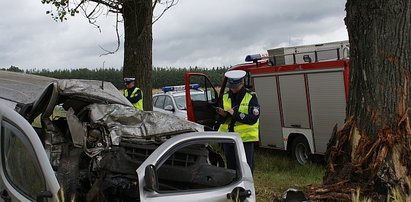 26-latek wjechał prosto w drzewo