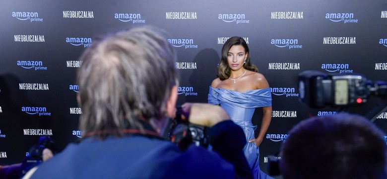 Julia Wieniawa w sukience "na Kopciuszka". Tak grała nogą na premierze [FOTO]