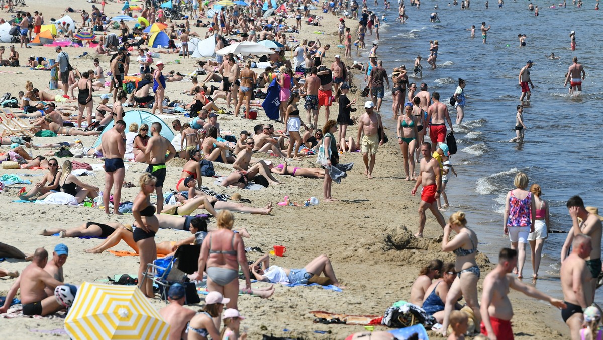 Plaża w Gdańsku oblegana przez Polaków szukających ochłody