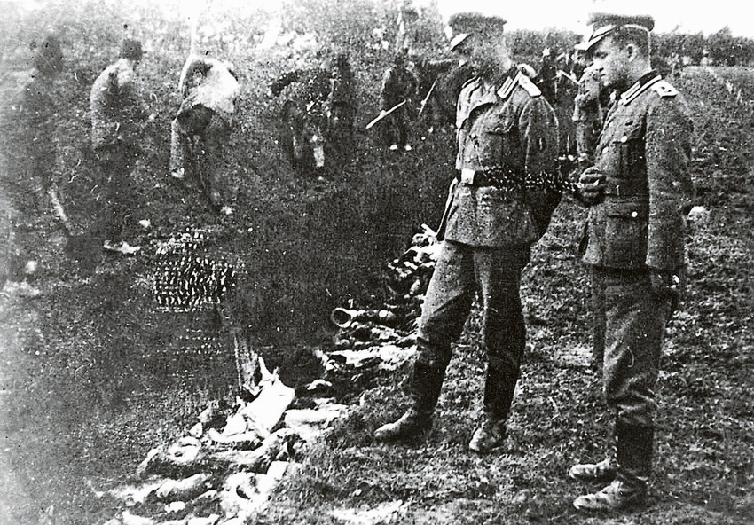 Kragujevac, Šumarice. Nemacki oficiri pored tela streljanih
