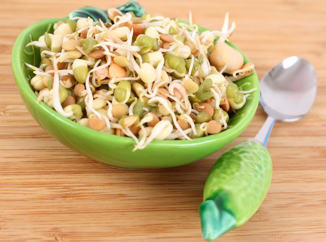 Kiełki. To bomba witamin i minerałów. Mają mniej kalorii niż nasiona roślin. Zawierają dużą ilość witaminy E, beta-karotenu i witamin z grupy B, co korzystnie wpływa na stan skóry, włosów i paznokci. Dodatkowo znajdujący się w nich błonnik pomaga walczyć z nadwagą (tylko trzy łyżki kiełków pszenicy zawierają więcej błonnika niż kromka ciemnego chleba).