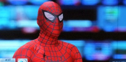 Spiderman wpadł do studia TVN24! Zobacz jego wyczyny!