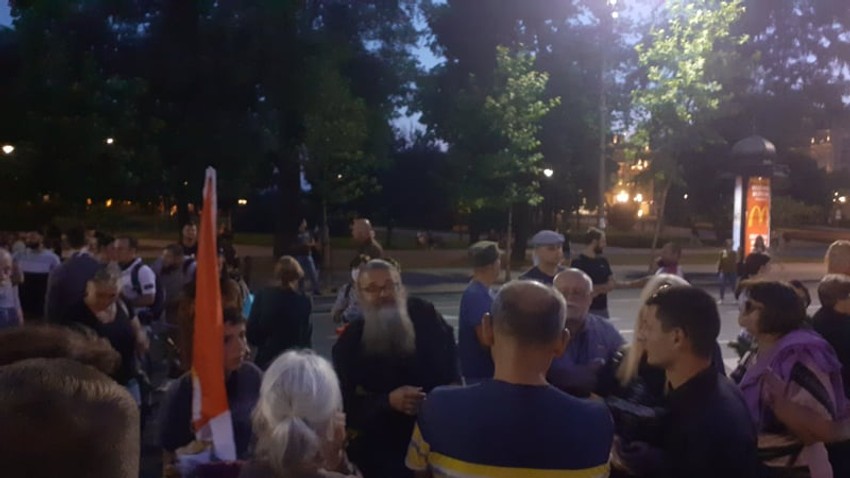 Raščinjeni monah Antonije među demonstrantima