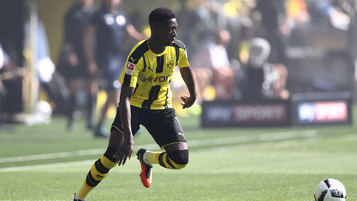 Ousmane Dembele był łakomym kąskiem na rynku transferowym. Walkę o niego stoczyły dwa niemieckie kluby Borussia Dortmund i Bayern Monachium i to w barwach tego pierwszego występuje obecnie młody Francuz. Mogło być inaczej, ale szefowie zespołu z Bawarii zaliczyli wstydliwą wpadkę.