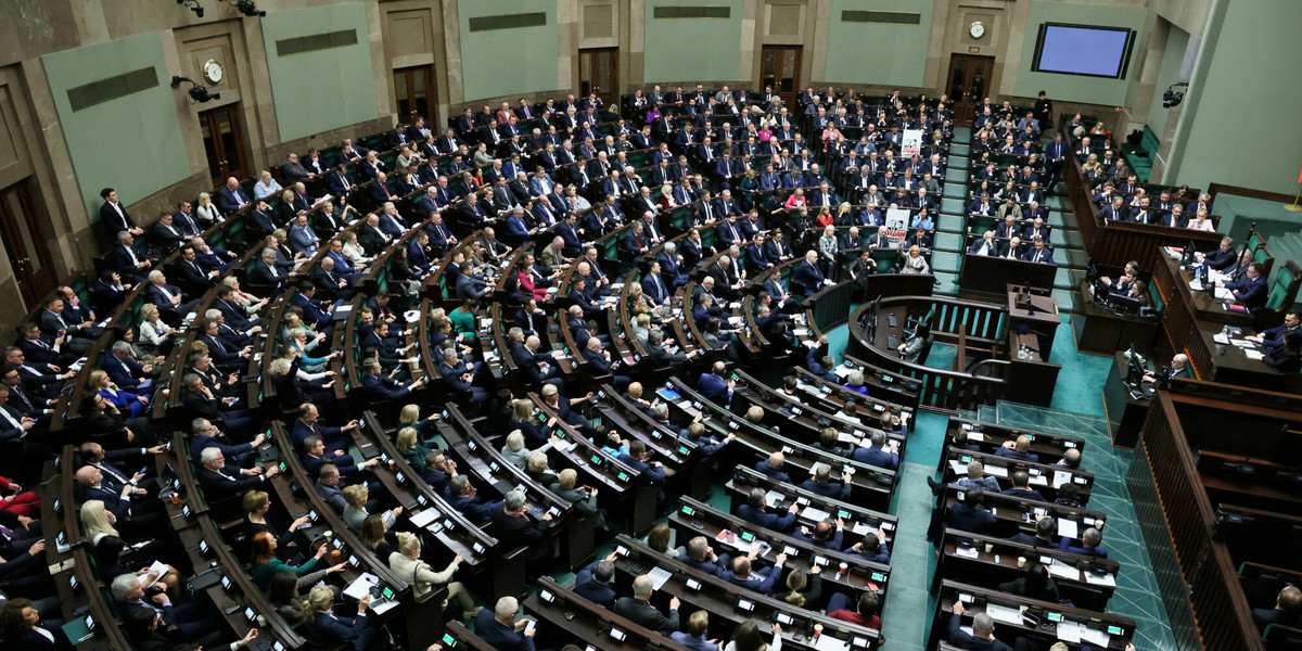 Sejm przegłosował w piątek przepisy, które umożliwią wprowadzenie dodatku w wysokości 1 tys. zł m.in. dla opiekunów w żłobkach czy pracowników socjalnych.