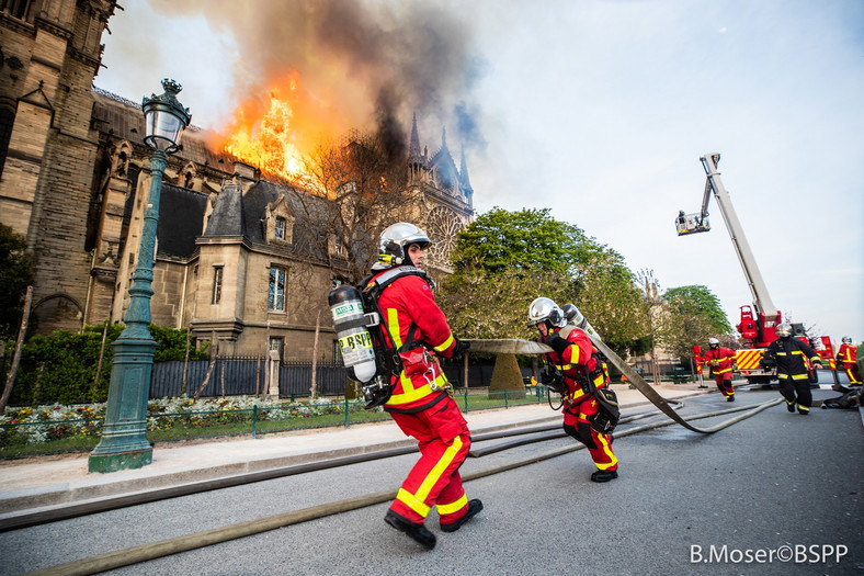 strażacy podczas gaszenia katedry Notre Dame    