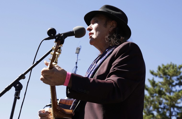 W akcji wziął udział Dave Davies z zespołu The Kinks