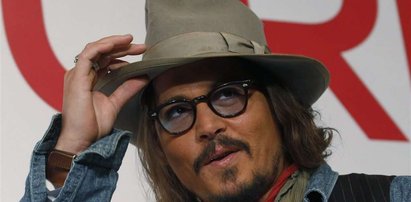 Depp słucha muzyki Biebera