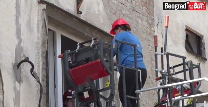 Ljubicu je u stanu dočekao jedan vatrogasac koji joj je pomogao da stvari pronađe, spakuje i iznese kroz prozor
