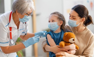 Farmaceuta nie zakwalifikuje dziecka do szczepienia na Covid-19, ale reumatolog już tak