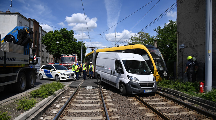Kisiklott a vonat baleset miatt Kőbányán / Fotó: MTI Mihádák Zoltán