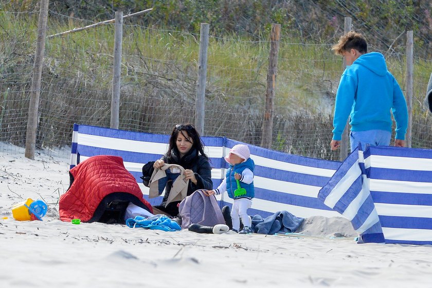 Justyna Steczkowska z rodziną na plaży