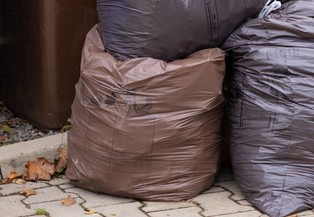 Koniec brązowych worków na odpady. Od 2026 roku nie wyrzucisz śmieci jak dotąd. Nadchodzi duża zmiana w segregacji