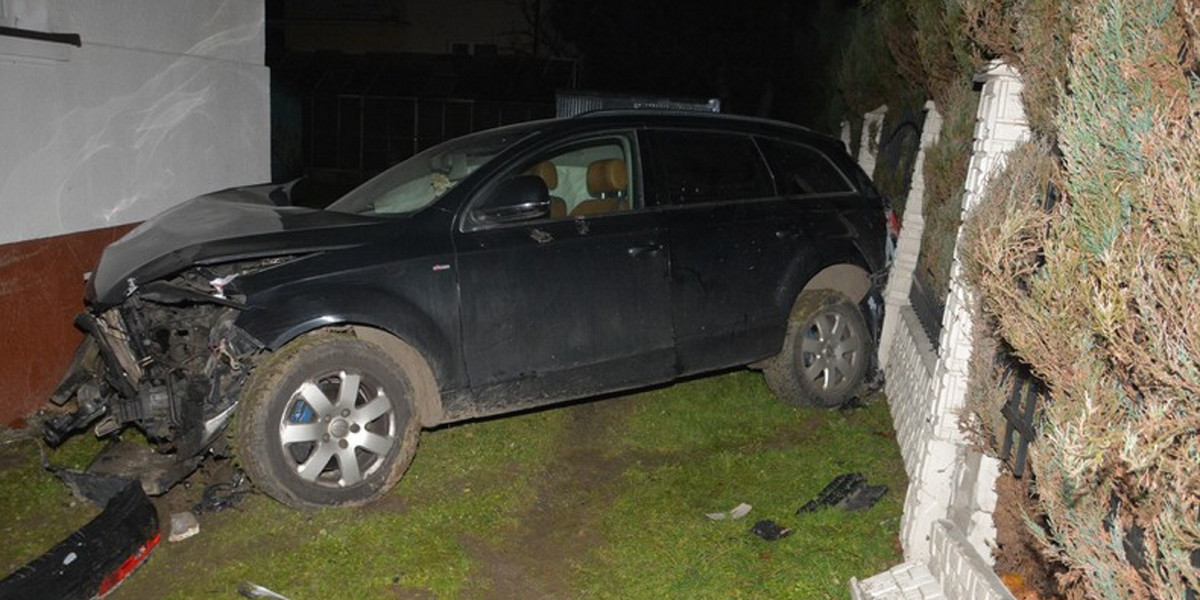 Szalony rajd w Krośnie. Kierowca z nastolatką uderzyli w dom.