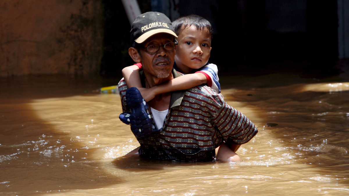 Już do 91 osób wzrosła liczba ofiar powodzi, która nawiedziła wschodnią Indonezję, 68 osób uznanych jest za zaginione, a ponad 900 zostało bez dachu nad głową - informuje CNN.
