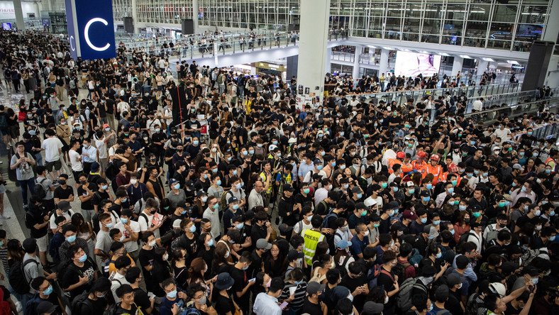 Hongkong: starcie demonstrantów z policją na lotnisku