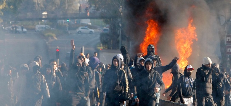 Licealiści biją policjantów