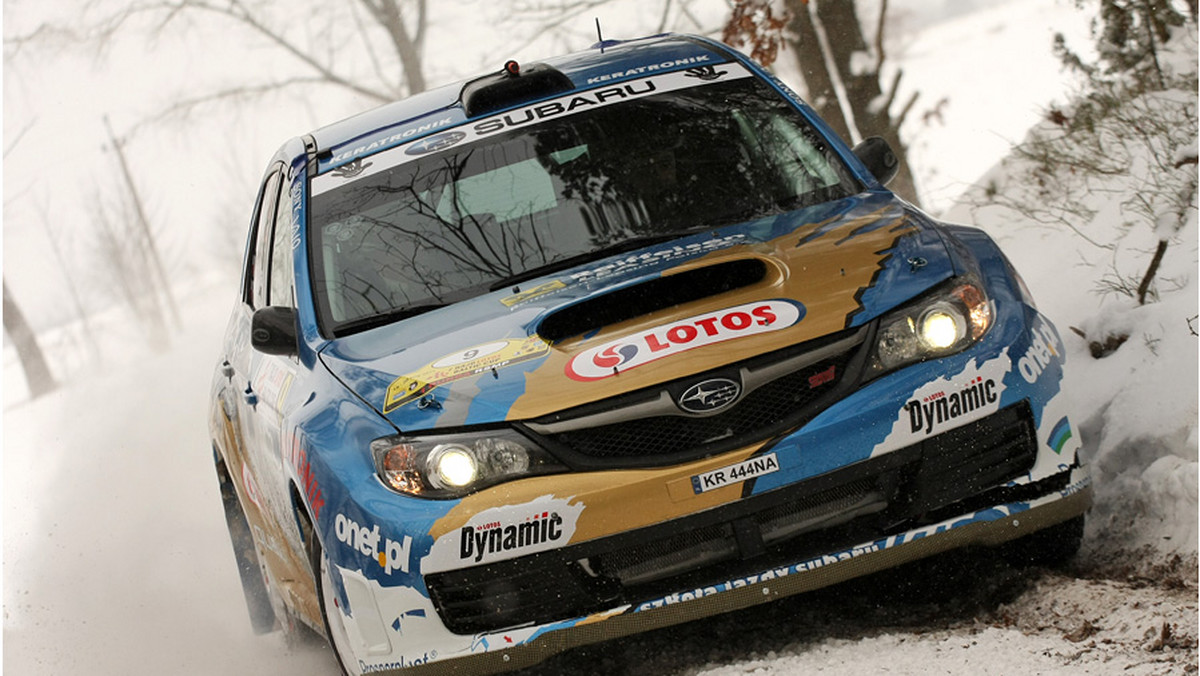 Niedzielny poranek przywitał śnieżycą zawodników walczących w 7. Rajdzie Lotos Baltic Cup. Załoga LOTOS - Subaru Poland Rally Team nie dała się jednak zaskoczyć zmiennej aurze. Wojtek Chuchała i Ryszard Ciupka rozpoczęli rywalizację podczas drugiego dnia zawodów od mocnego akcentu, kończąc 11-kilometrowy oes Przodkowo z czwartym czasem. Bardziej kręta i techniczna próba Kartuzy to piąty wynik załogi L-SPRT, która po dwóch odcinkach plasowała się na 5. pozycji, cały czas utrzymując kontakt z czołówką.