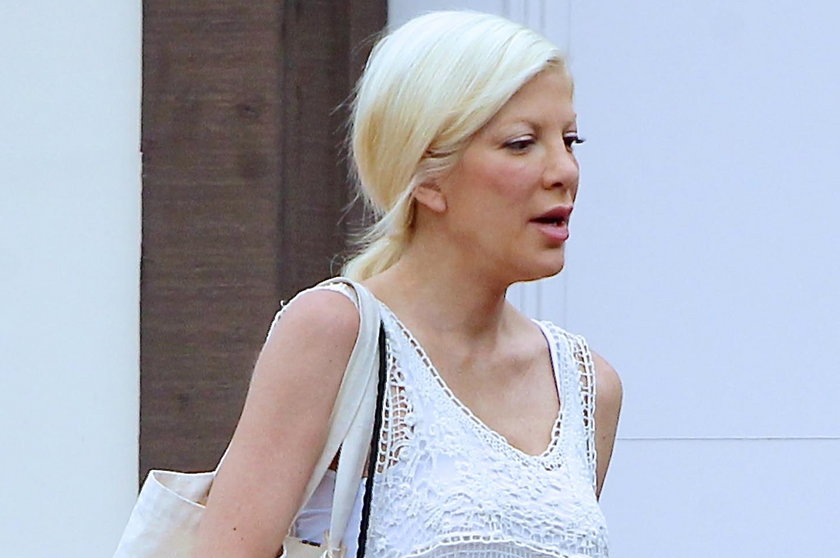 Tori Spelling bez butów