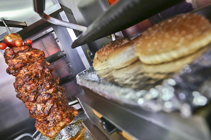 Tak restauracje oszukują turystów: plamiak zamiast dorsza, kebab z baraniną bez baraniny