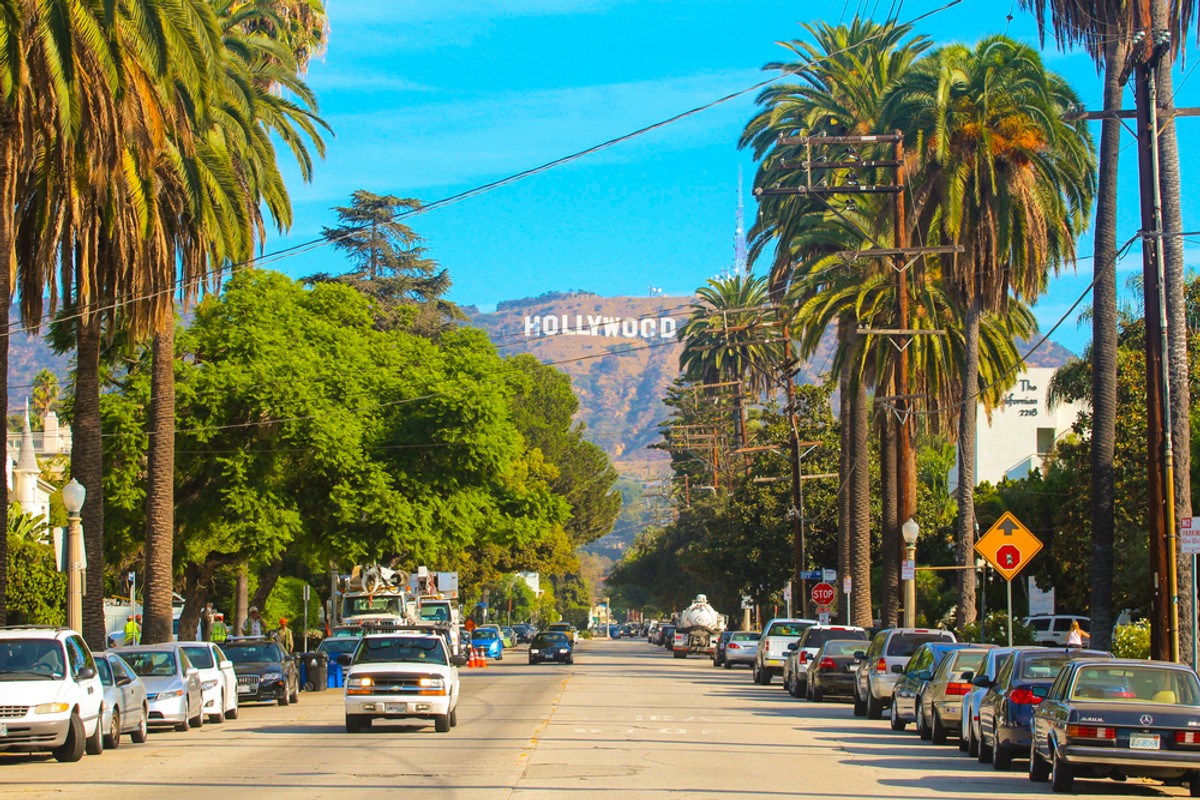 Hollywood Hollywood to dzielnica Los Angeles i serce amerykańskiego przemysłu filmowego. Słynna Aleja Sław (Hollywood Walk of Fame) na bulwarze liczy już ponad 2600 pięcioramiennych gwiazd, upamiętniających znane osobistości świata show-biznesu (swoje gwiazdy ma również kilkanaście fikcyjnych postaci oraz Disneyland).