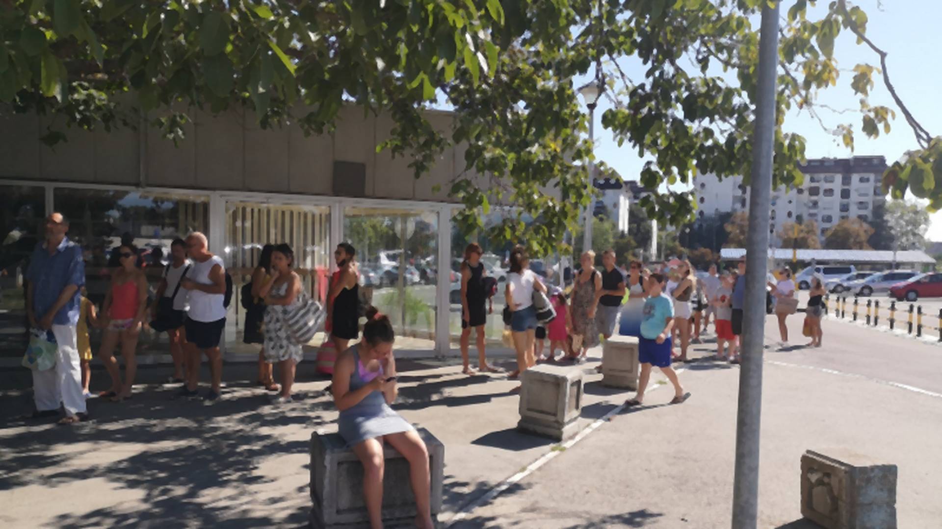 Plivaju, na koronu ne misle: preko 300 Beograđana čeka u redu za bazen po sat vremena