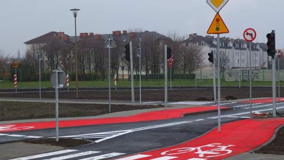 Miasteczko rowerowe w Opolu na osiedlu AK jest już gotowe i przez całą dobę jest oświetlone. Działa także sygnalizacja uliczna. Ale z obiektu na razie nie można korzystać.