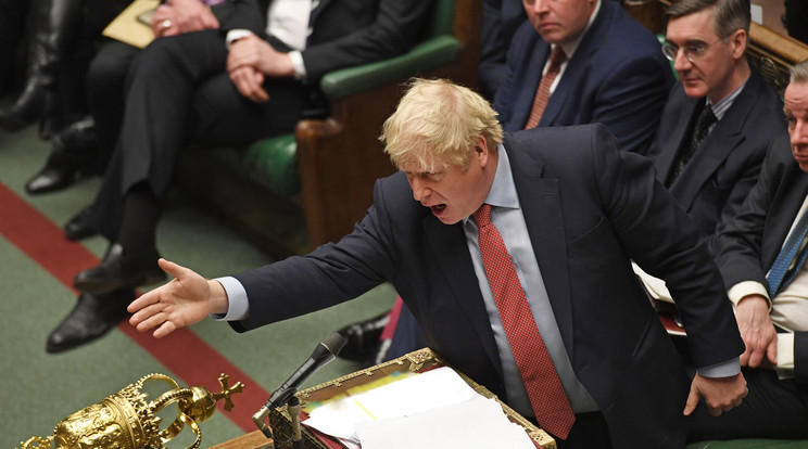 A brit parlament felvételén Boris Johnson brit miniszterelnök a képviselői kérdések és azonnali miniszterelnöki válaszok alsóházi órájában a brit parlament alsóházában 2020. január 22-én. A parlamentben ezen a napon lezárult a brit EU-tagság megszűnésének (Brexit) feltételrendszerét rögzítő megállapodás törvénybe iktatását célzó tervezet tárgyalása, és II. Erzsébet királynő formális hozzájárulásával a törvény a következő napokban életbe lép / Fotó: MTI/EPA/Brit parlament/Jessica Taylor