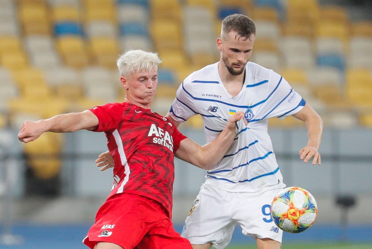 Albert Gudmundsson (L) z AZ Alkmaar w pojedynku z Tomaszem Kędziorą